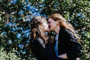 couple kiss