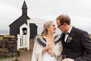 Eloped in Iceland, Budir