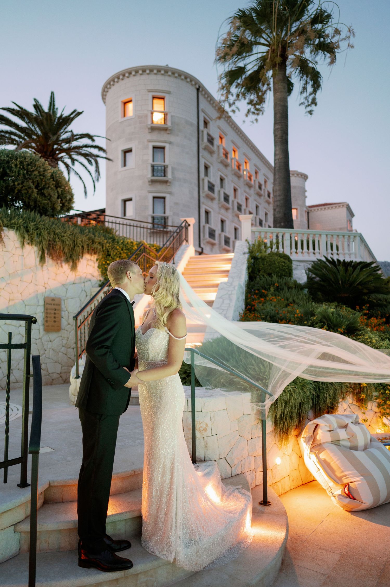 A twilight wedding photo against the stunning backdrop of Korta Katarina's architecture.