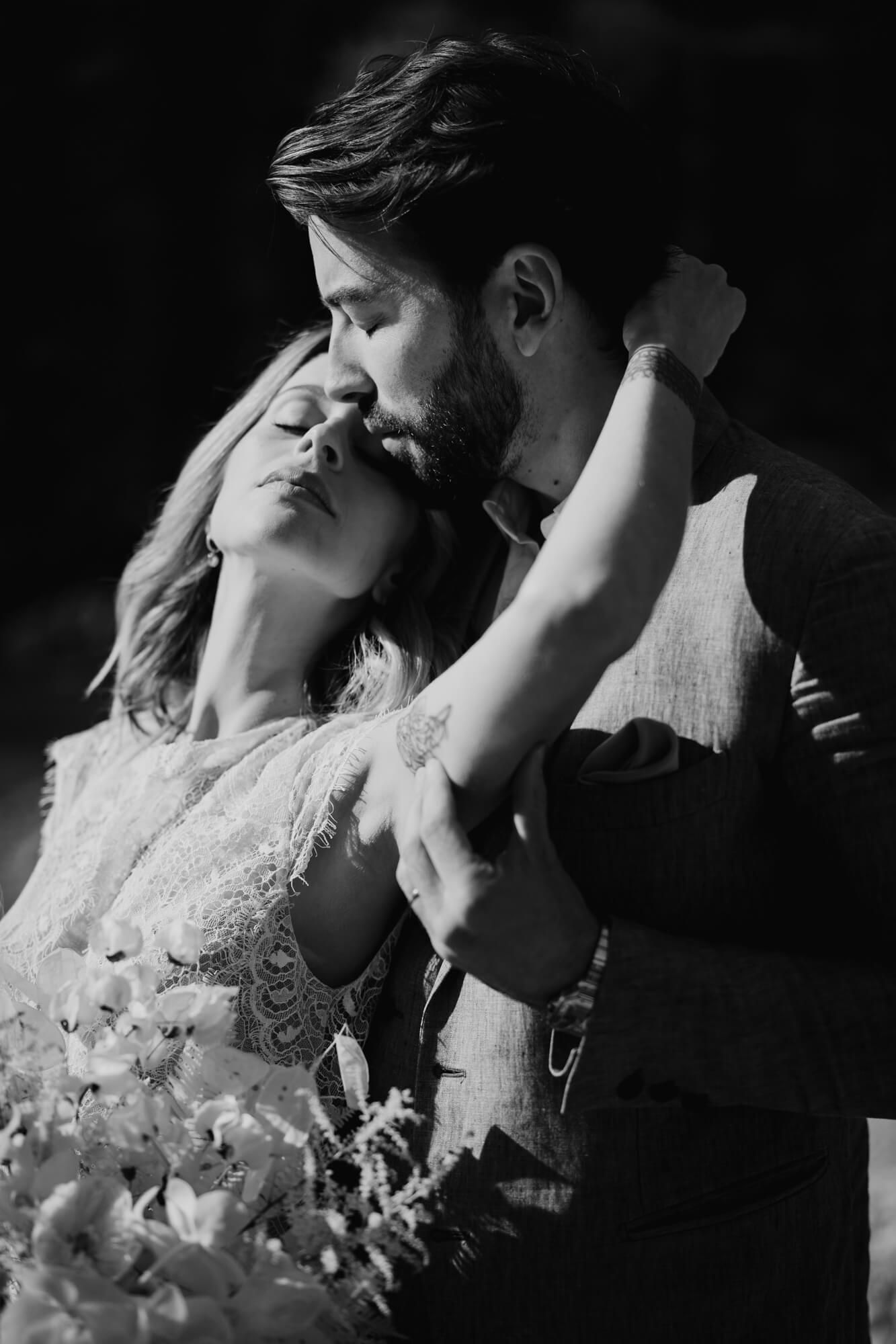 Sandra Ban Hochzeitsfotograf Linz Hochzeitsfotos Brautpaar Schwarz Weiss SW Black White Couple Bride Groom Austria