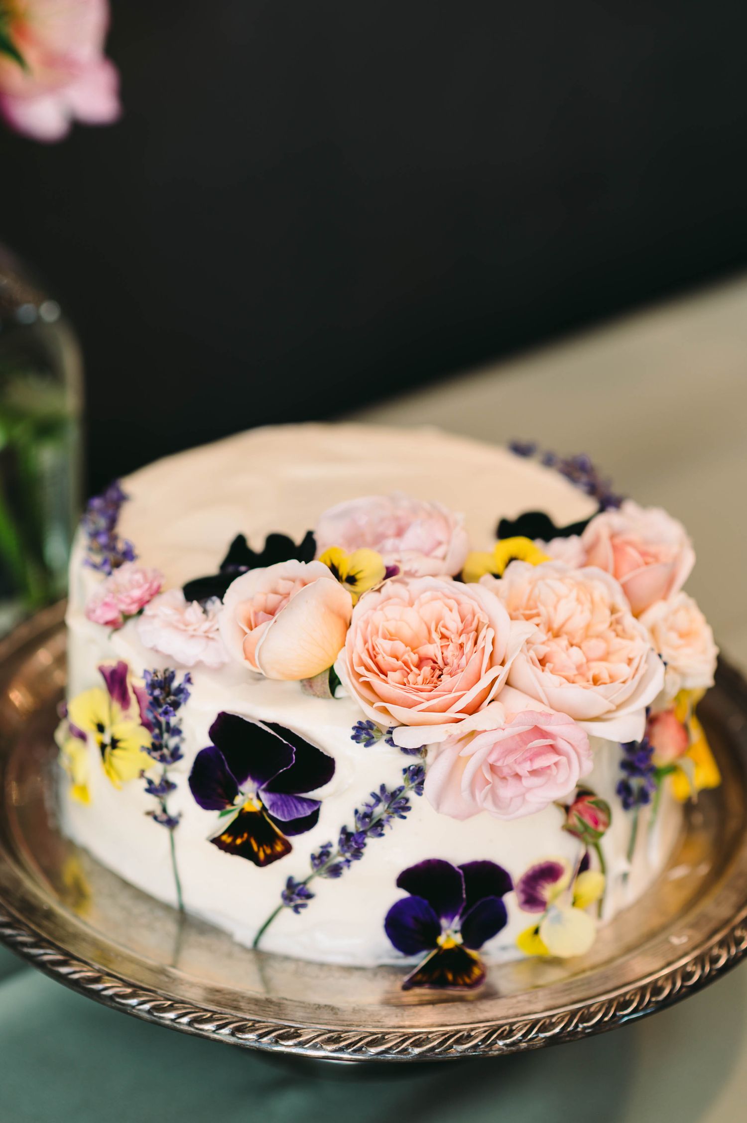 Detail of the real flowers decorating the wedding cake.
