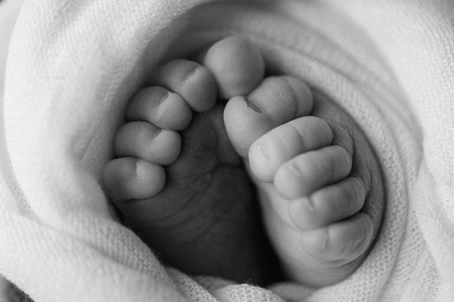 Eden Prairie newborn photographer | black-and-white-image-of-newborn-baby-toes