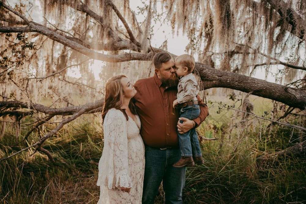 lakeland photographer- family playing under a tree