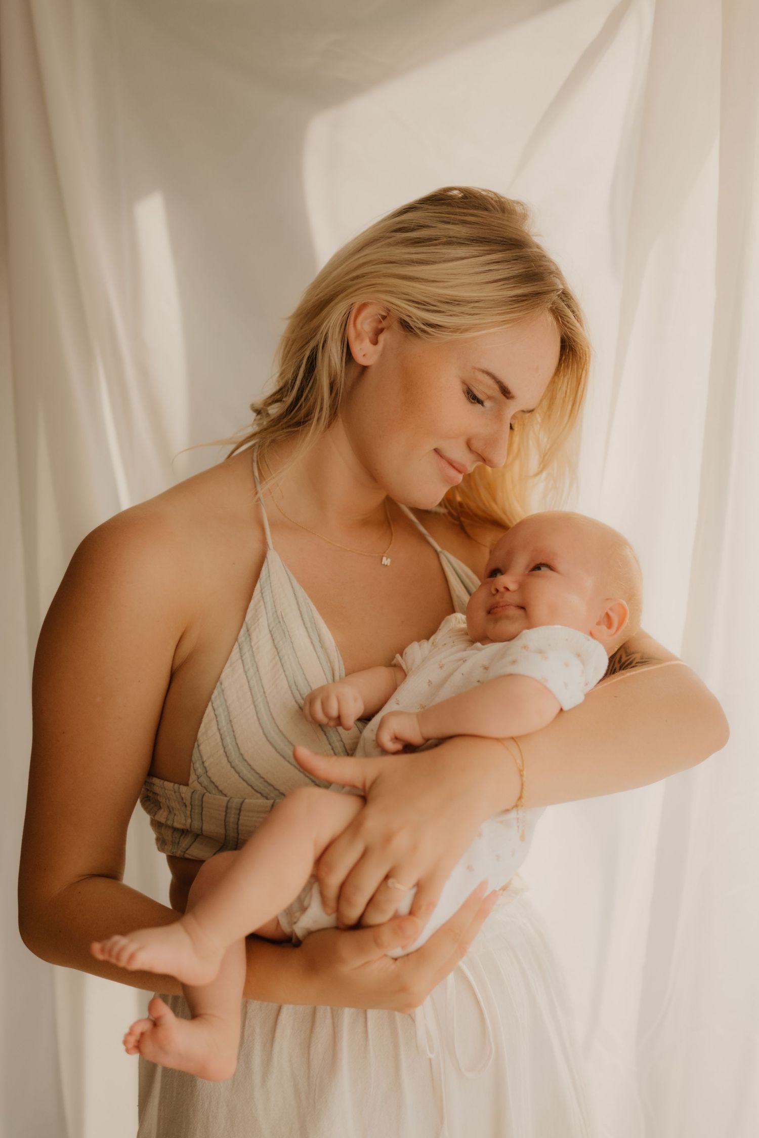 Emotionale Aufnahme eines Paares, das auf das Baby wartet – Porto Schwangerschaftsshooting.