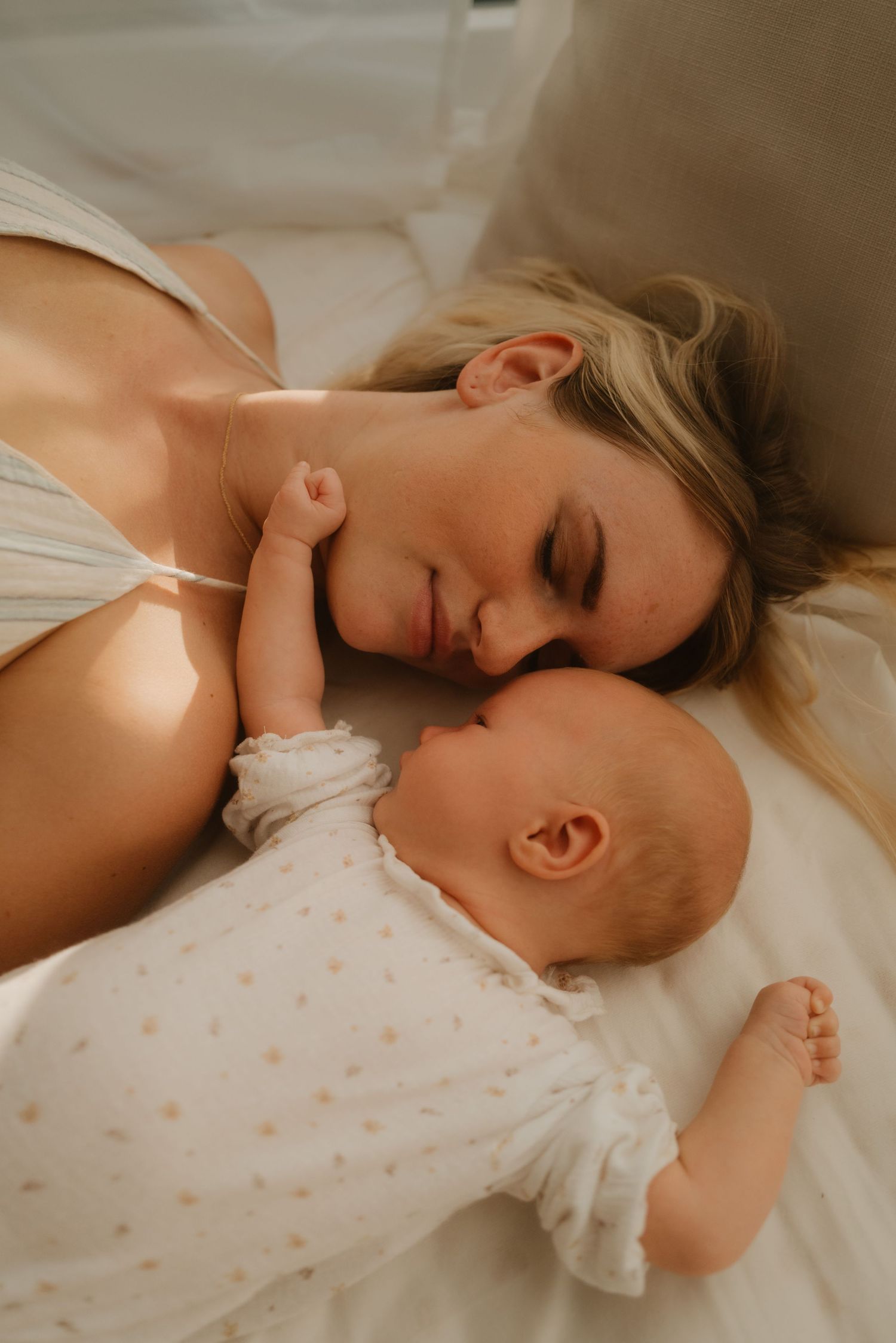Emotionale Aufnahme eines Paares, das auf das Baby wartet – Porto Schwangerschaftsshooting.