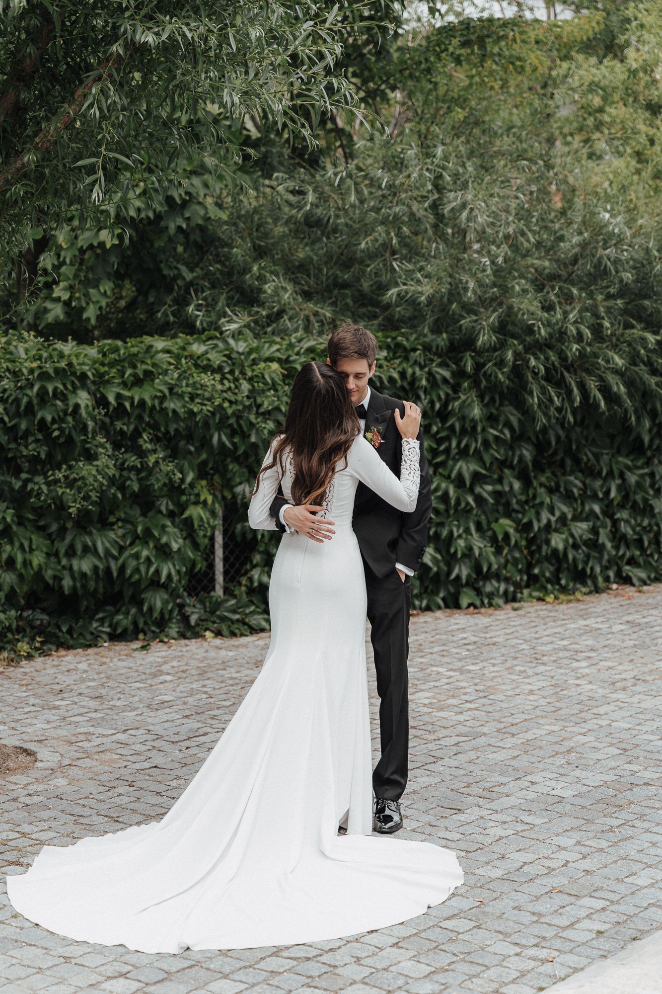 WHICH WEDDING DRESSES LOOK GOOD ON PICTURES