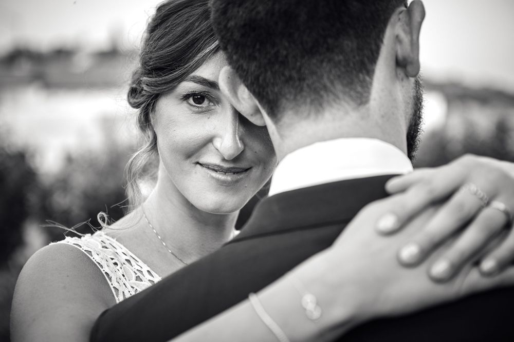 sposa abbraccia felice suo marito