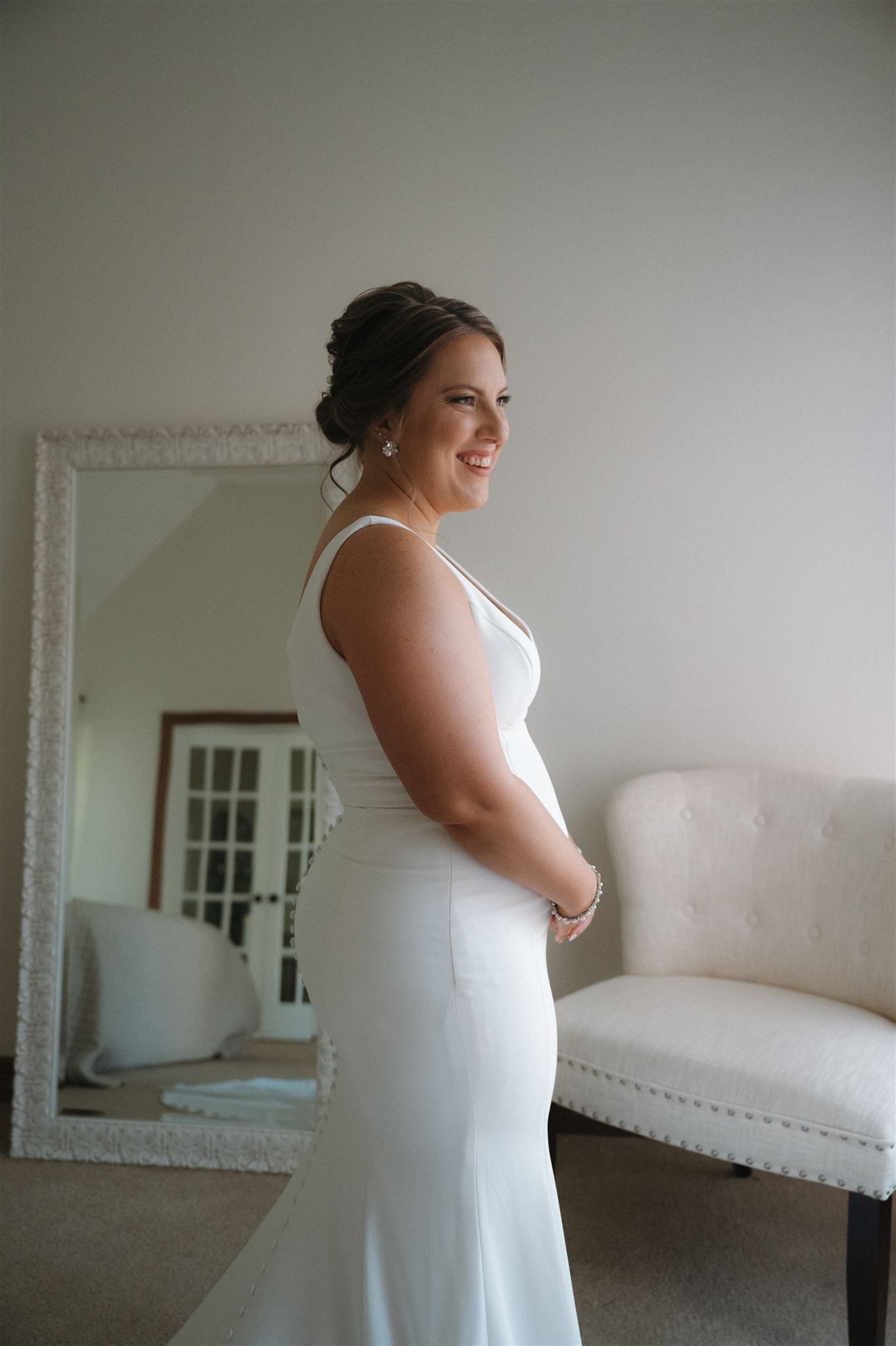 bride getting ready at suite of Fannin Oaks wedding venue in Madisonville, Tx