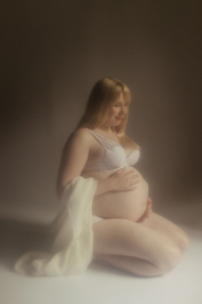 Studiossa toteutettu hempeä odotusajankuvaus. Sastamalan Keikyä, Pirkanmaa.
