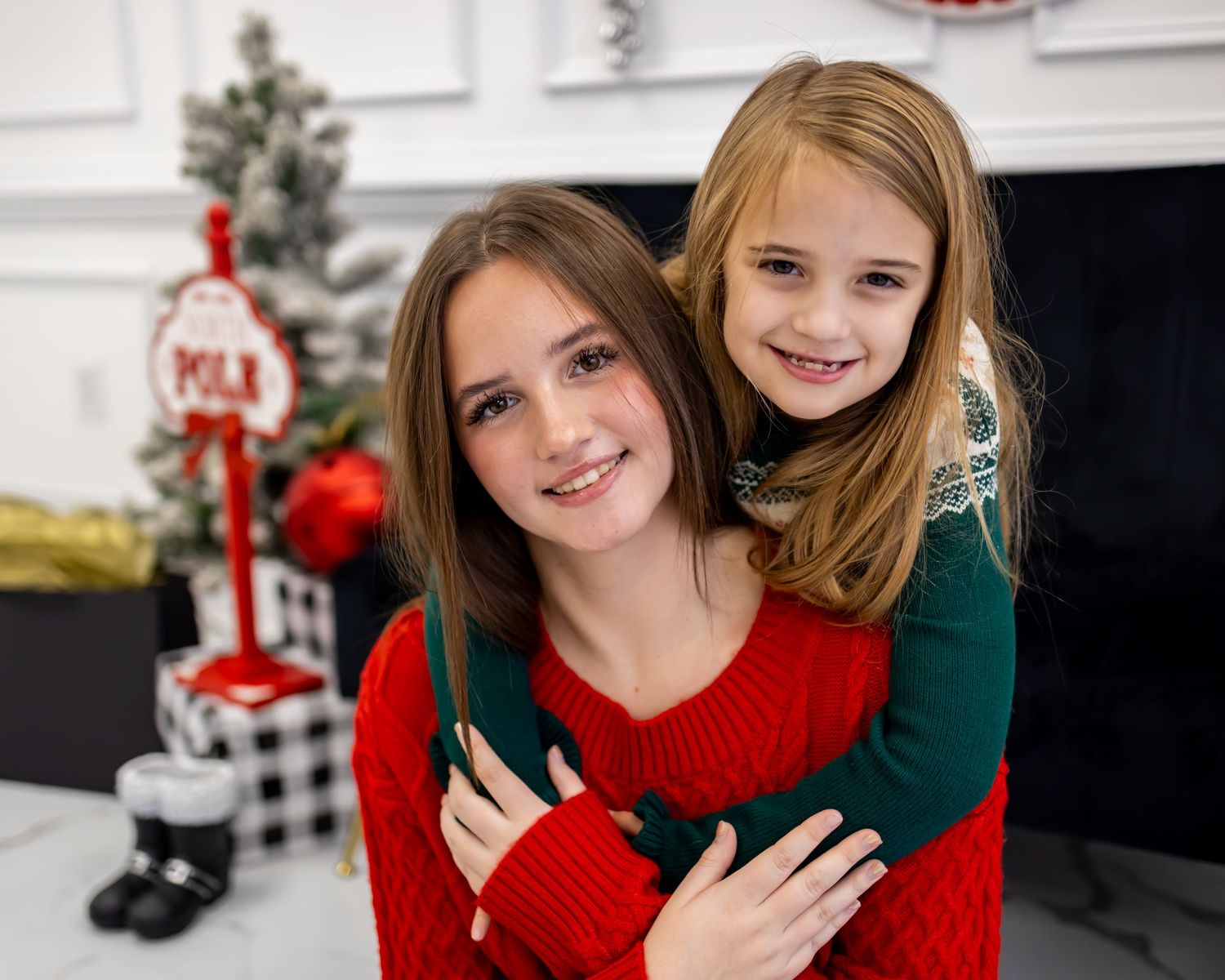 sisters bonding for family christmas pictures