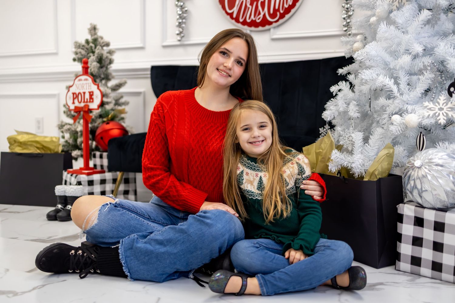 sisters bonding for family holiday photos