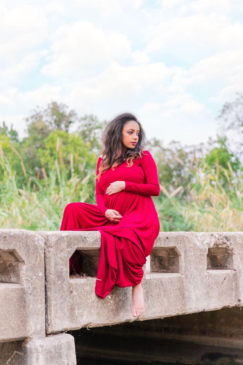 maternity photo on San Gabriel Park bridge
