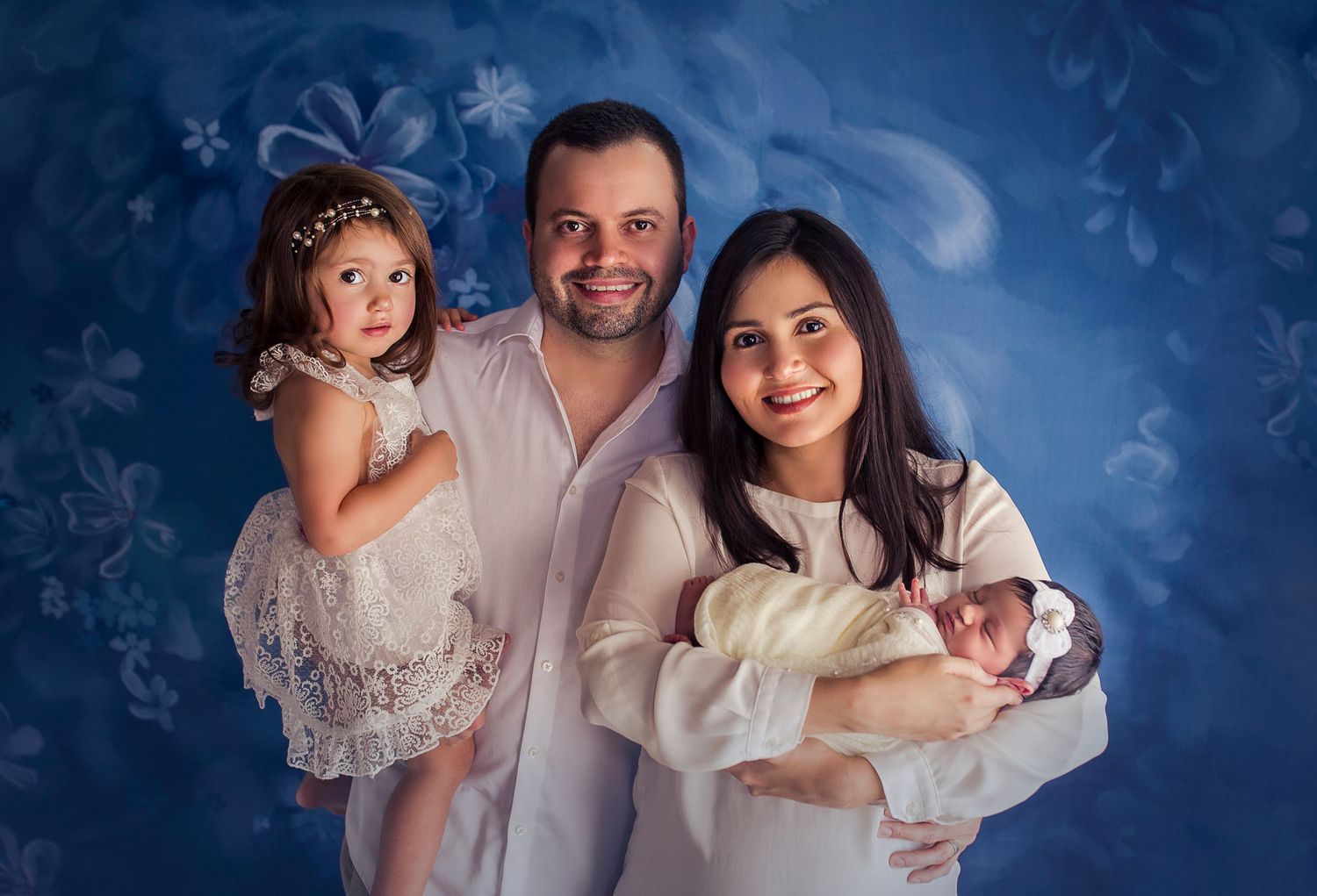 fotografa familiar en ponce puerto rico fondo azul con flores bebe nueva detres