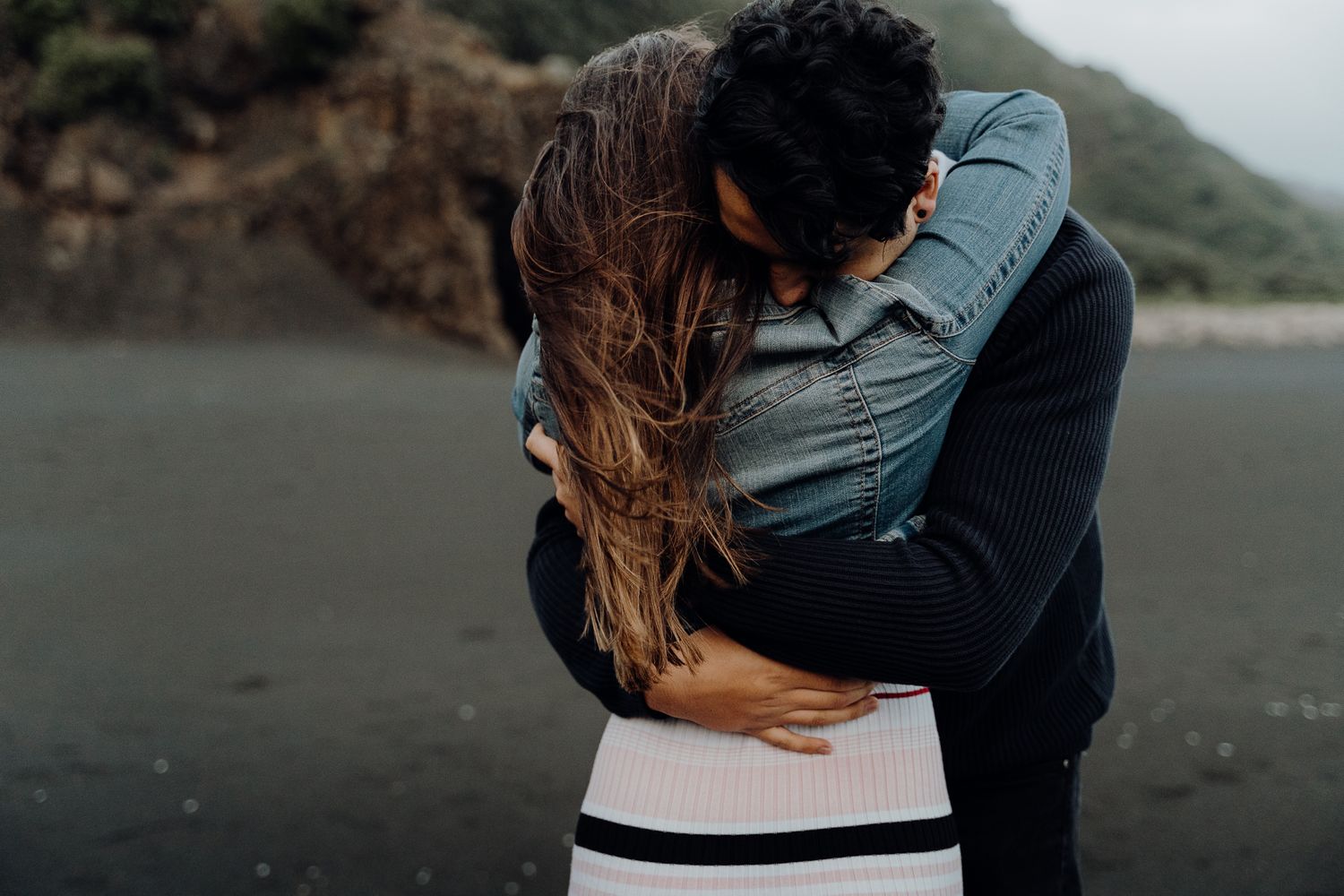 Piha Beach, Auckland, New Zealand, the perfect place for engagement pictures.