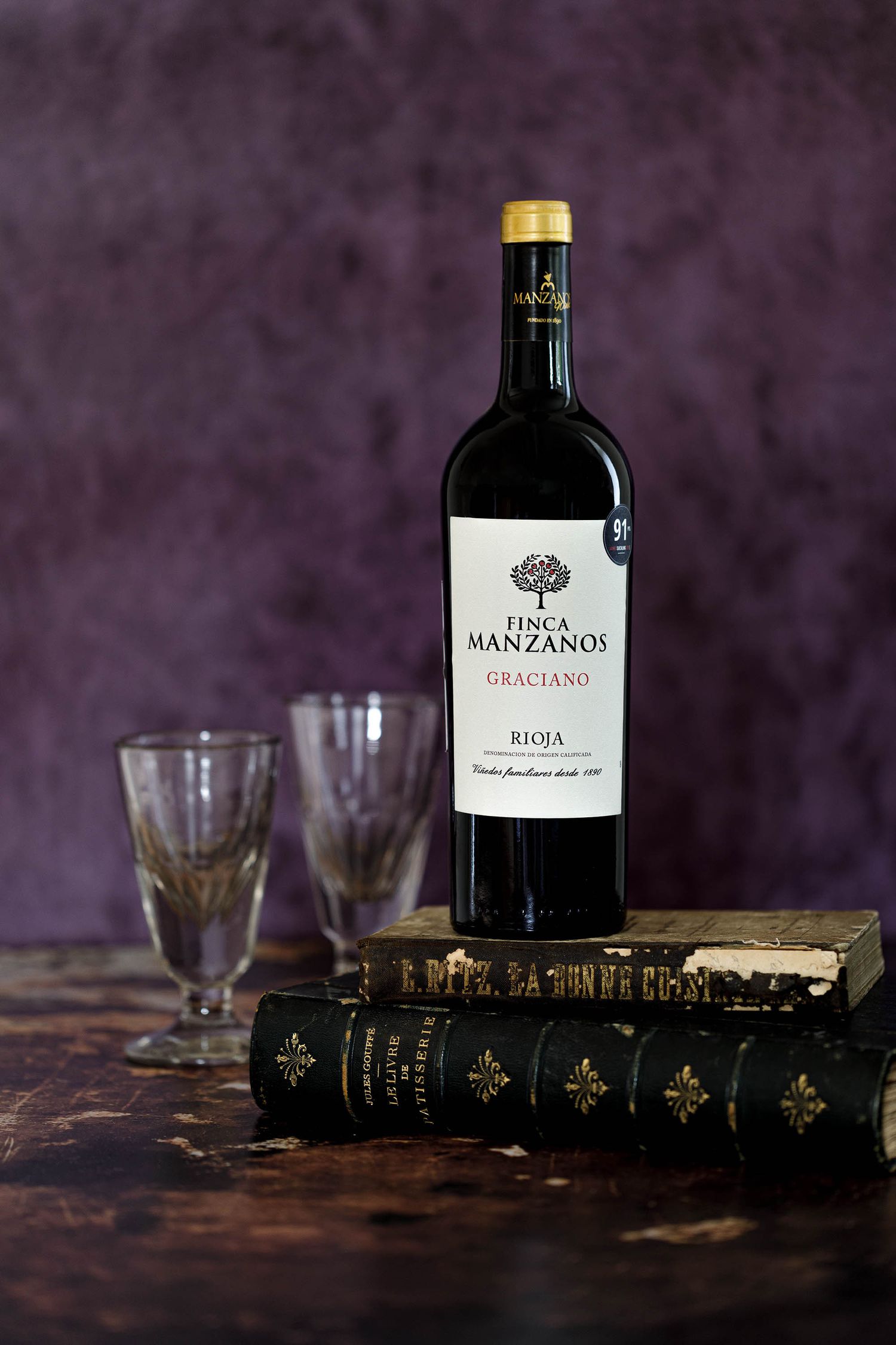 Photo de bouteille de vin mise en scène par Le Studio, photographe en Pays de Loire
