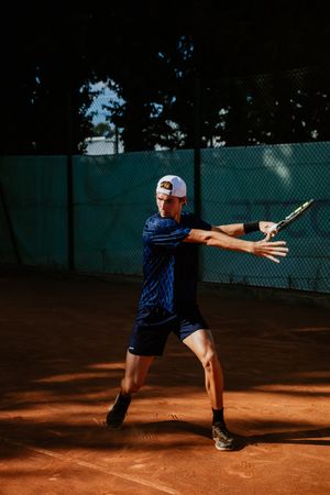 Maxence practices backhand swing on clay court during outdoor training session - Cadart country tennis academy -  CCTA - Ecole de tennis en