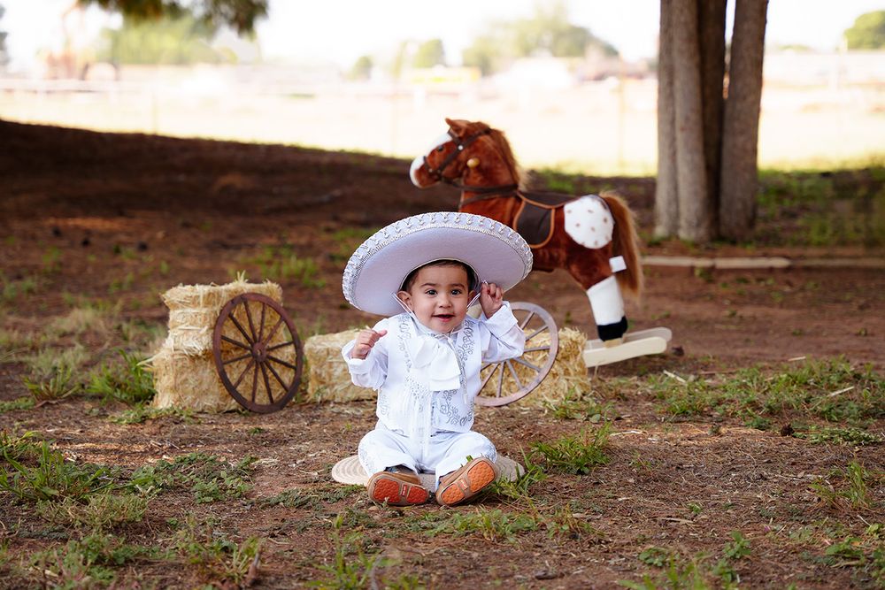 midland tx cake smash photographer photographers midland tx outdoor cake smash session charro cake smash first birthday session milestone
