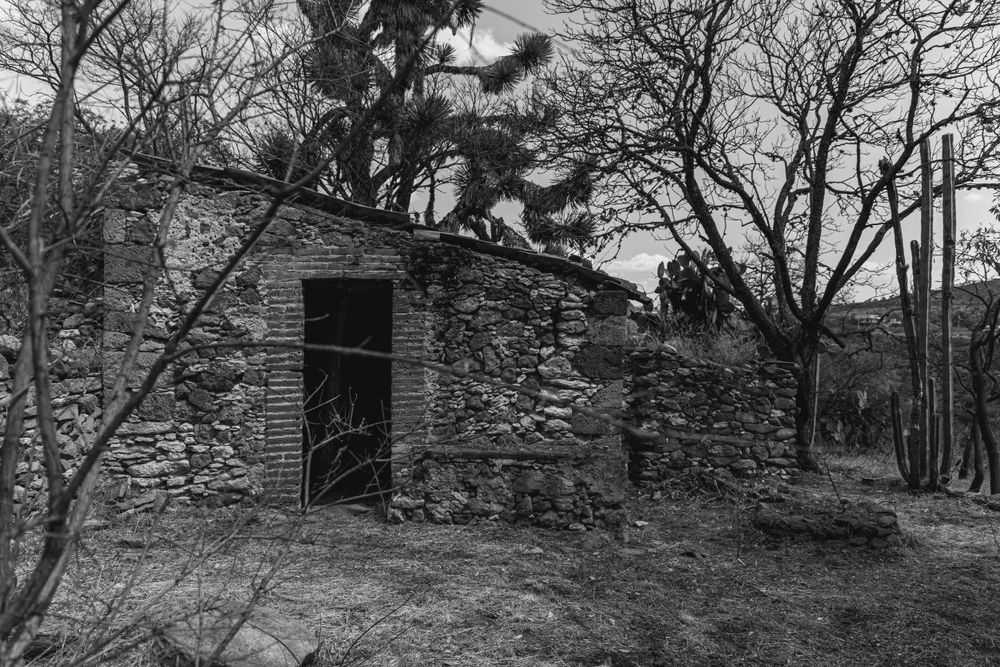 "Este fue mi casa donde naci y cresi y pase mi nines, hasta los 17 anos." - Manuel Ramirez