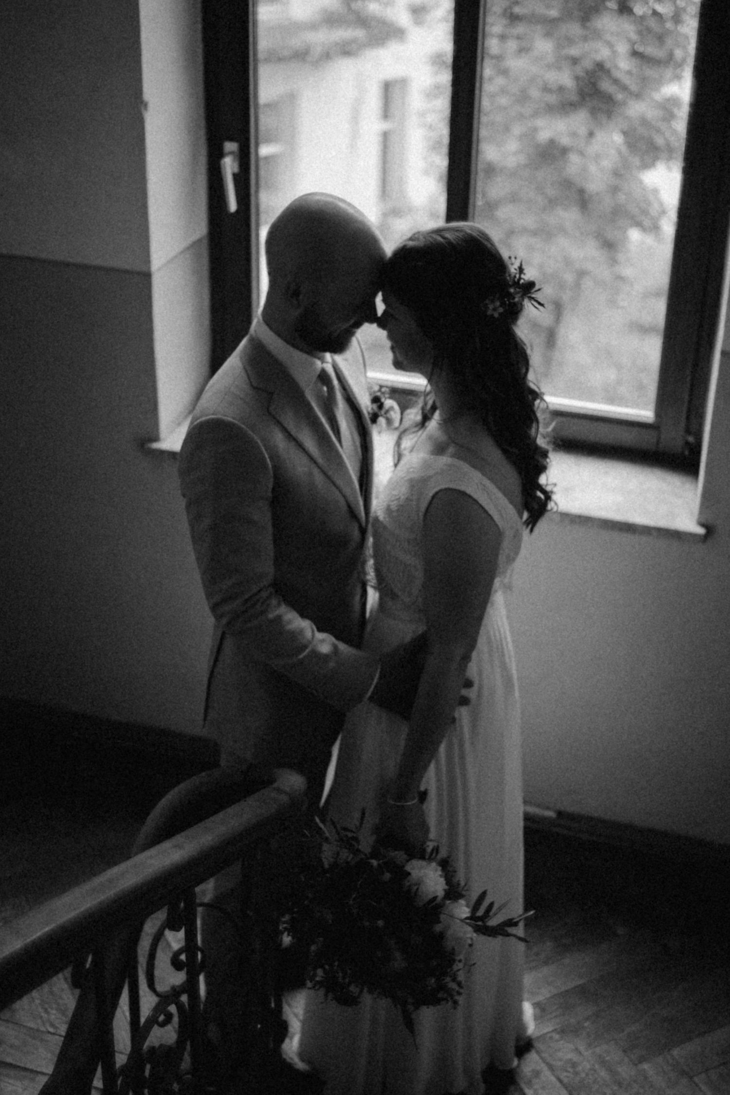 Berührender Moment während der Trauung – festgehalten vom Hochzeitsfotografen in Tübingen.