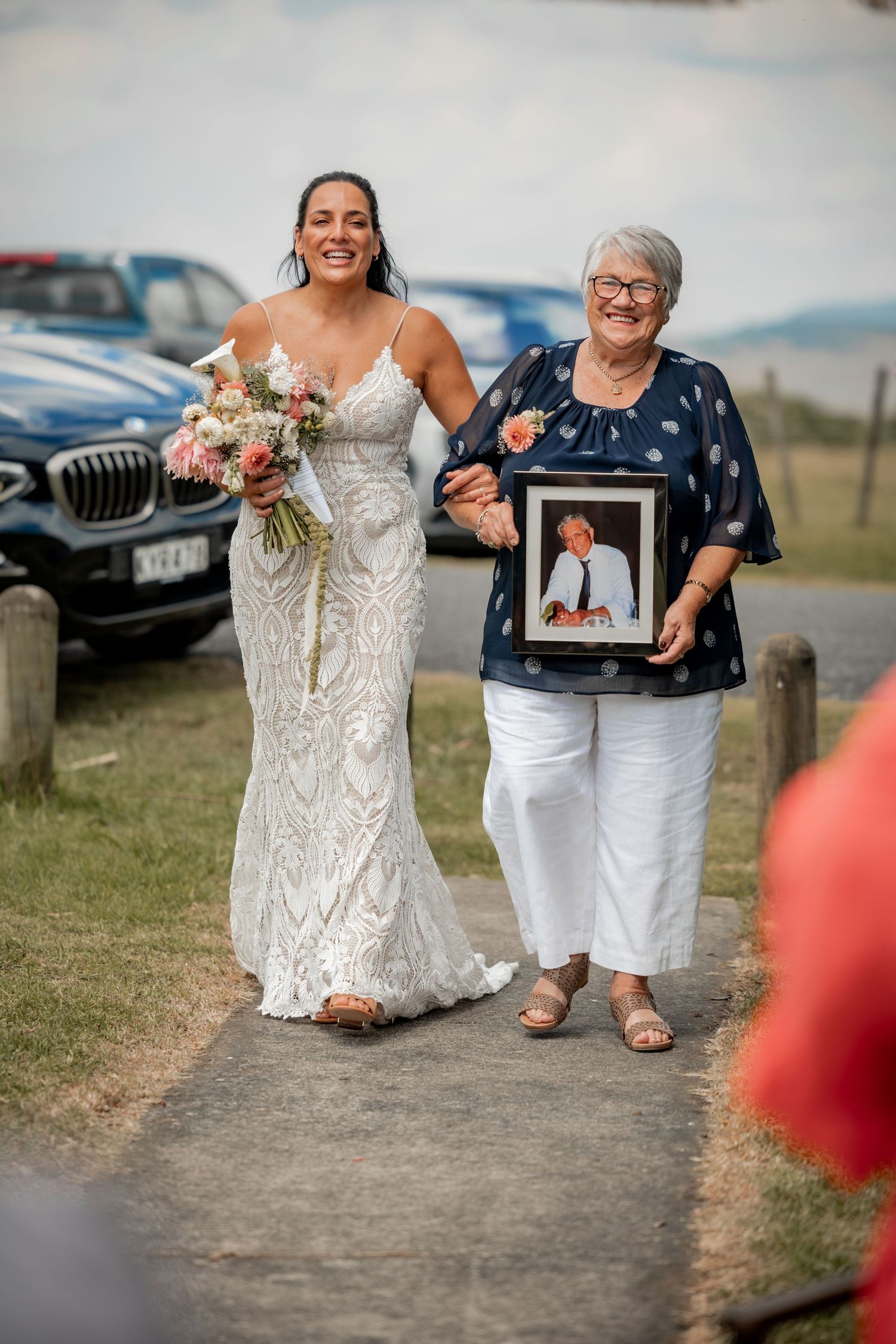 mum and daughter photos wedding day