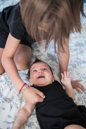 recién nacido y su hermano mayor