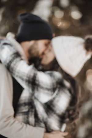 Couple dans la neige – Capturer l'amour et la chaleur d’un couple dans un décor hivernal