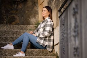 Shooting portrait extérieur à Neuchâtel – Profitez de la beauté des paysages pour des photos intemporelles.
