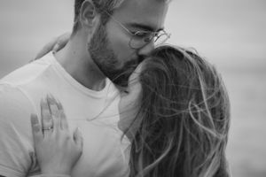 Séance photo engagement à Neuchâtel – Immortalisez votre complicité avec des portraits uniques avant le mariage