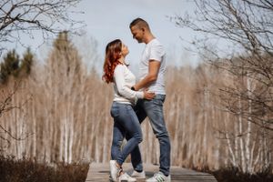 Séance photo couple en extérieur à Neuchâtel – Moments complices et naturels au cœur de la nature.