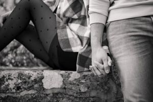 Séance photo couple en extérieur à Neuchâtel – Un moment intime et romantique capturé dans la nature.