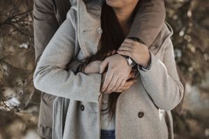 Couple dans la neige – Des souvenirs intemporels d'une séance photo pleine de tendresse et de neige