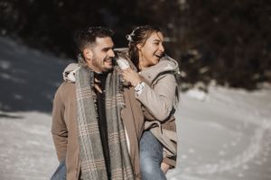 Couple amoureux dans la neige – Immortalisez votre complicité dans un cadre hivernal féerique