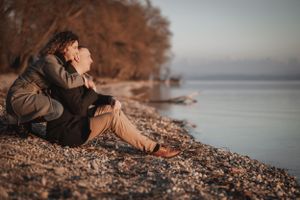 Séance engagement en extérieur – Des portraits authentiques et naturels pour célébrer vos fiançailles