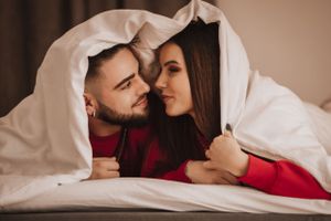 Séance couple lifestyle en Suisse romande – Immortalisez vos moments complices dans un cadre naturel et authentique