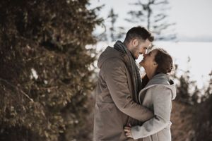 Photographie couple dans la neige – La beauté de l'hiver et la magie de l'amour fusionnent