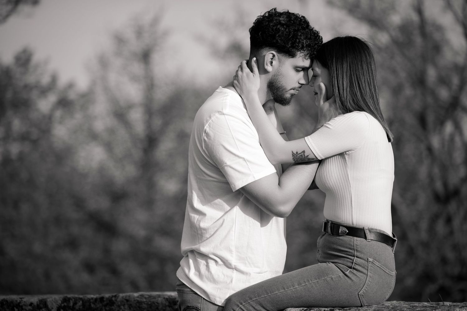 Séance photo couple en extérieur à Neuchâtel – Un moment intime et romantique capturé dans la nature.