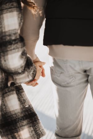 Photographie couple neige – Immortalisez des instants tendres et joyeux dans un paysage enneigé