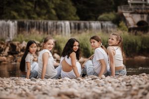 Séance photo entre copines à Neuchâtel – Moments de complicité et de rires dans la nature