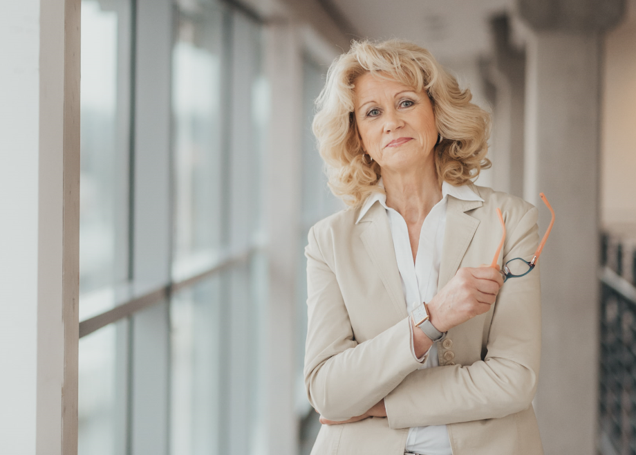 Business Portrait von Gisela in Büroumgebung