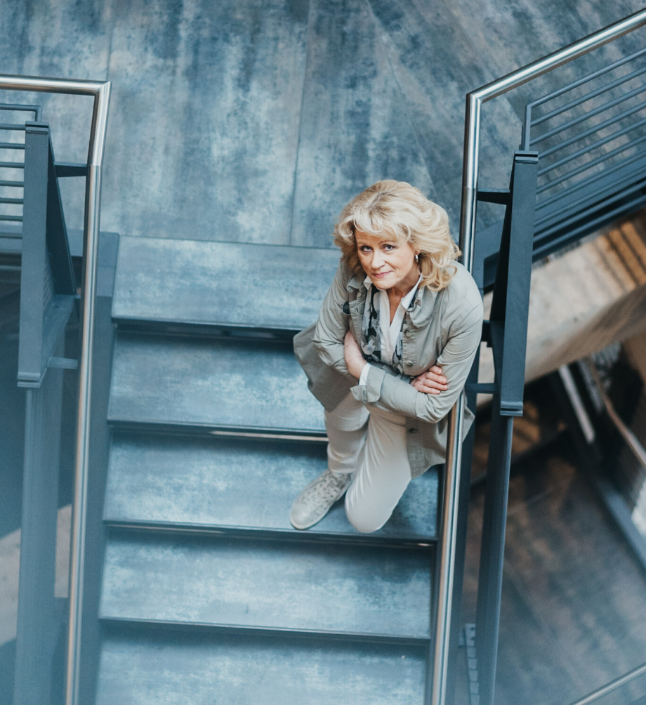 Business Portrait von Gisela auf Treppe Draufsicht