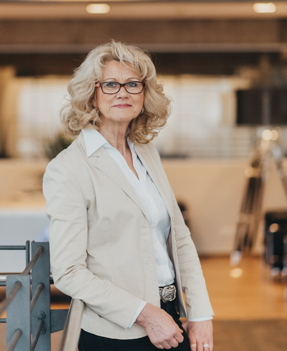 Business Portrait von Gisela in Büroumgebung