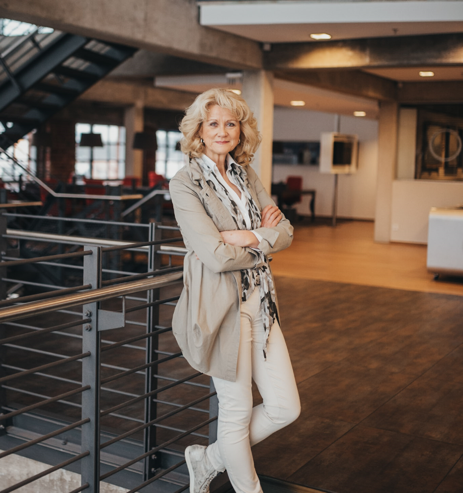 Business Portrait von Gisela in Büroumgebung