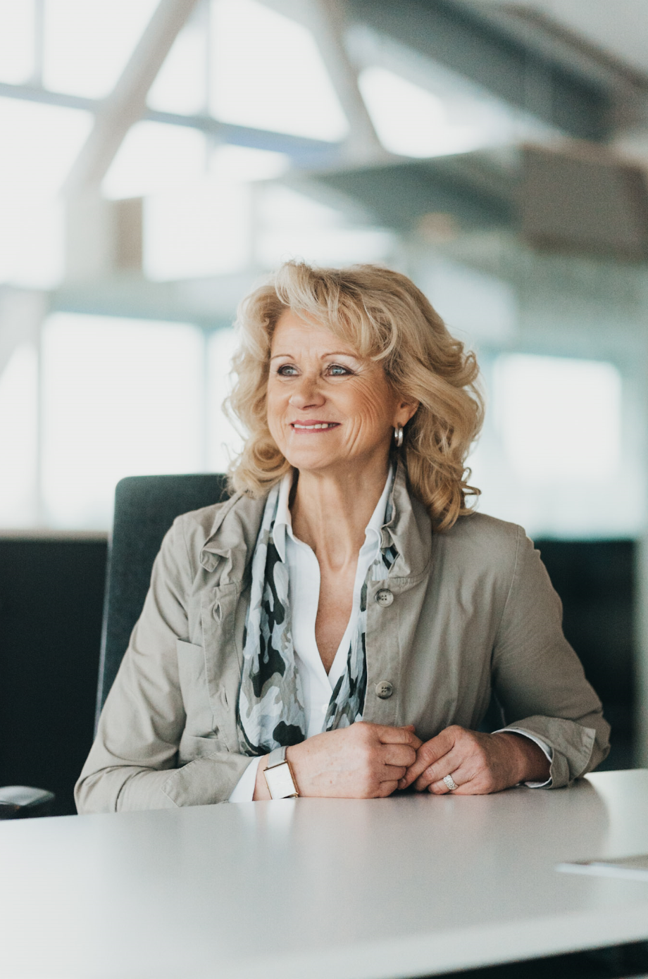Business Portrait von Gisela in Büroumgebung