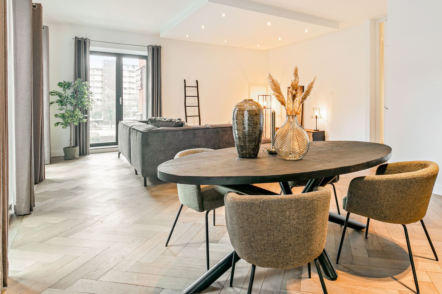 Ruime woonkamer met Hotel Chic interieur in verschillende bruin- en grijstinten