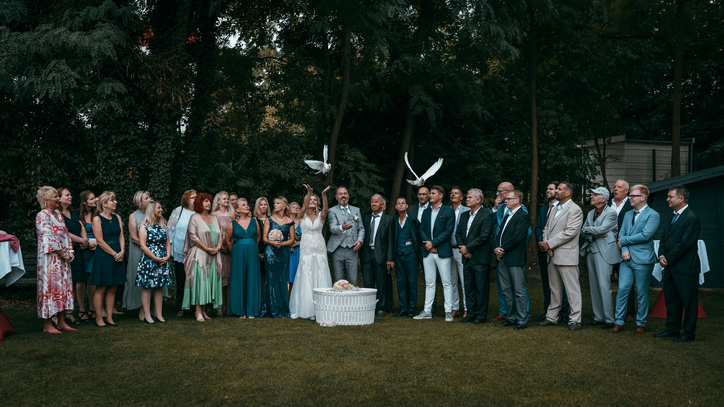 Gruppenfoto mit einer fliegenden Taube Freie Trauung Lakeside Burghotel