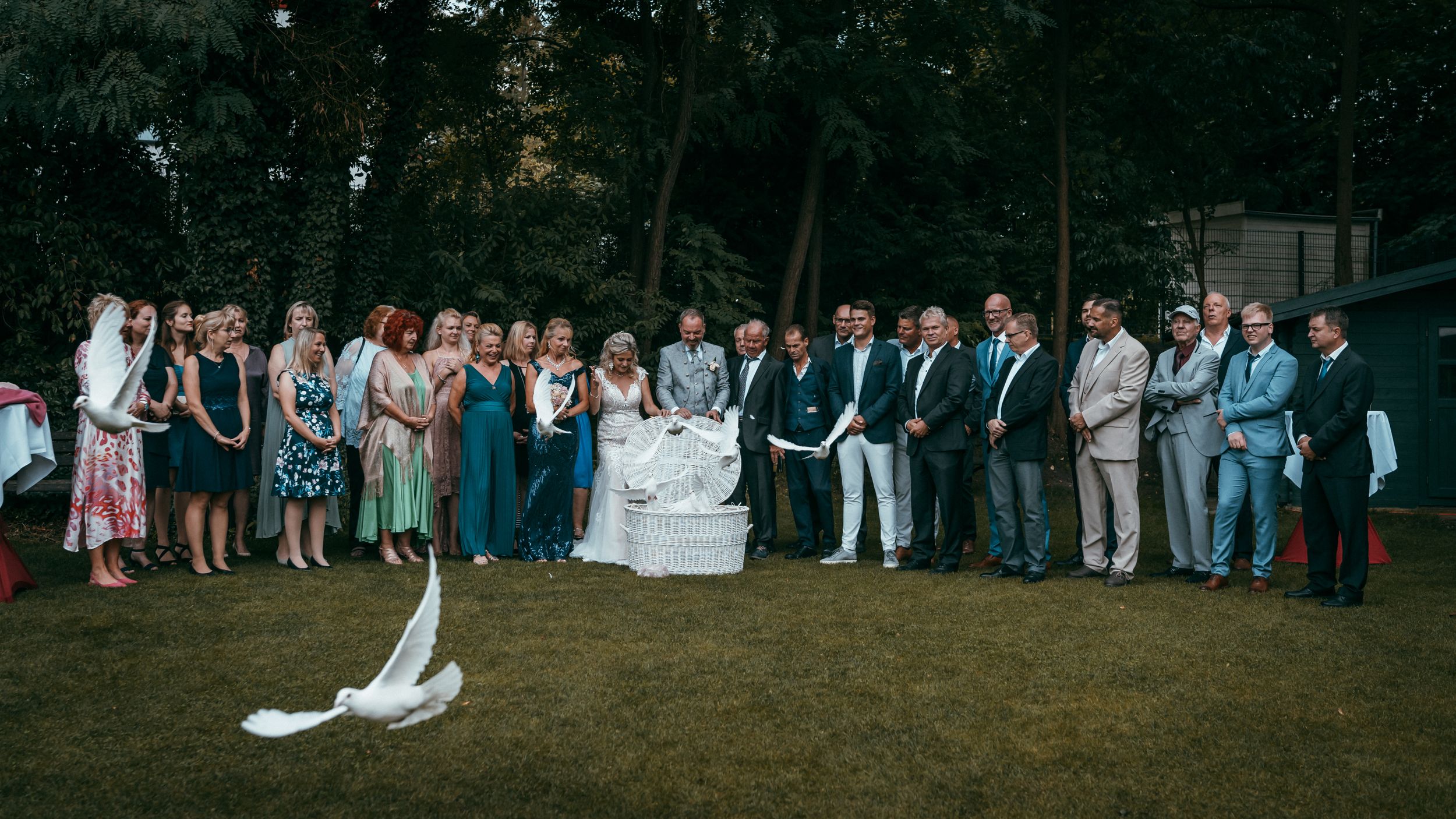 Gruppenfoto mit einer fliegenden Taube Freie Trauung Lakeside Burghotel