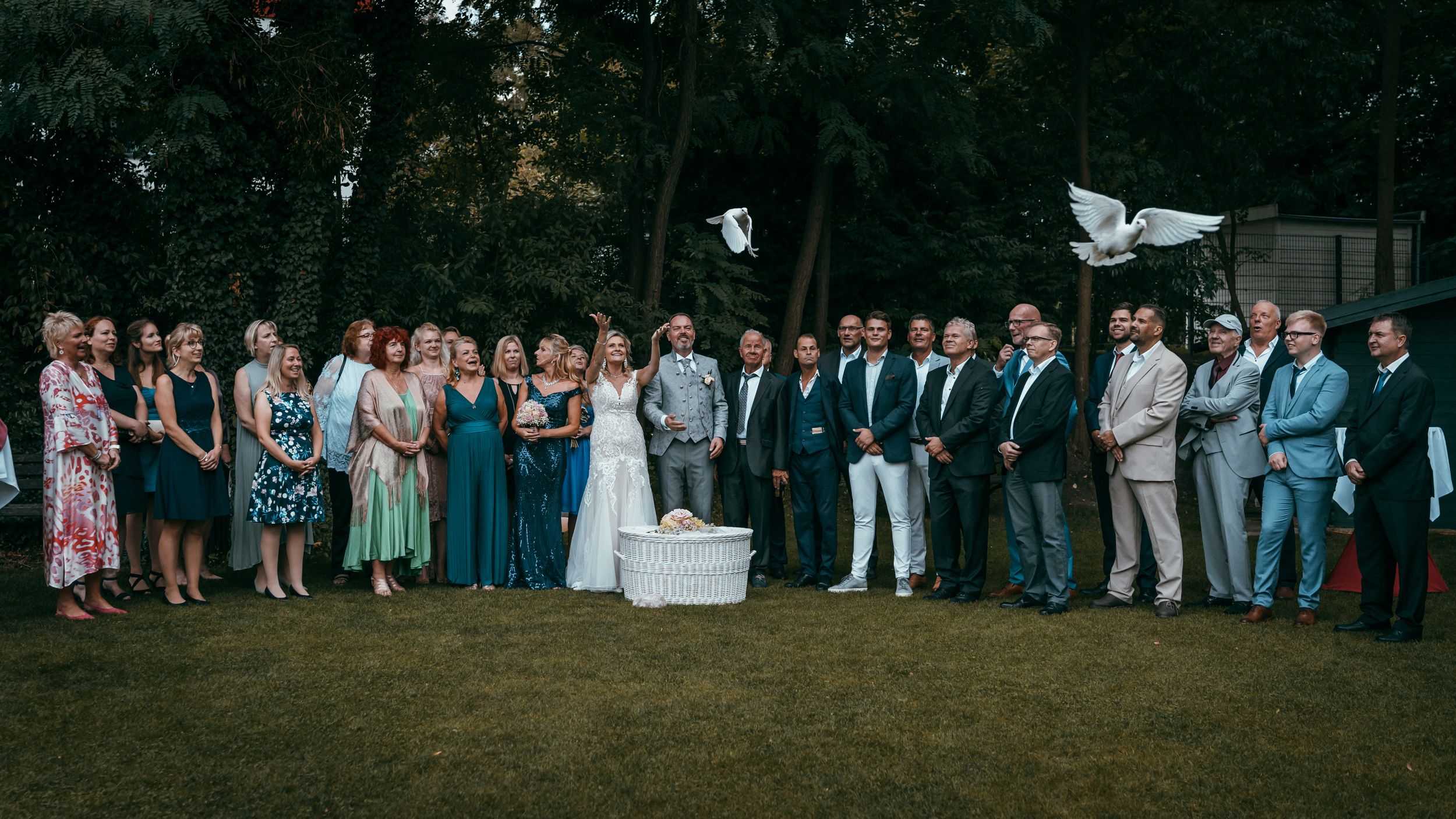 Gruppenfoto mit einer fliegenden Taube Freie Trauung Lakeside Burghotel