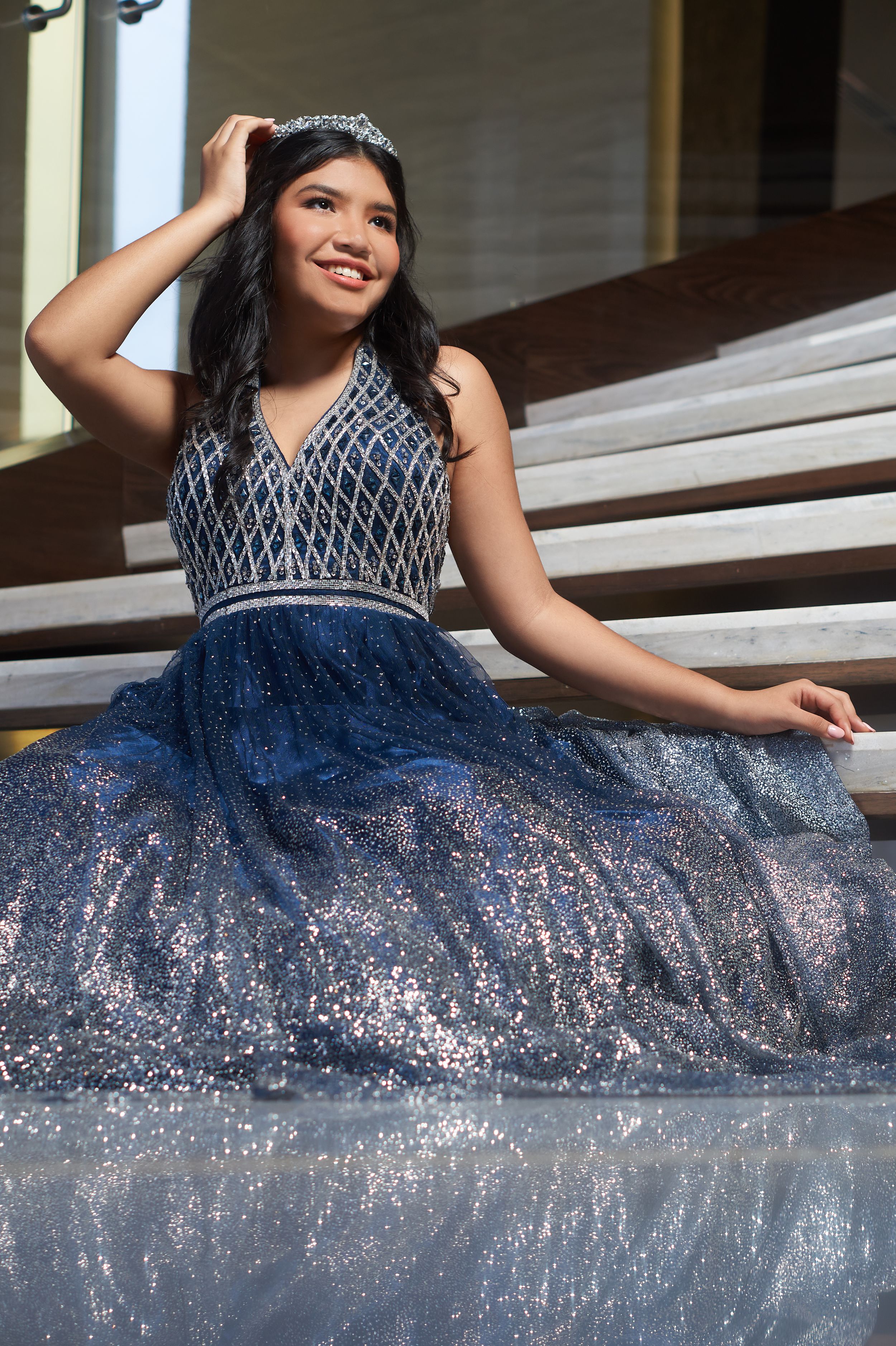 Fotografía de quinceañera con estilo editorial y retoque profesional.