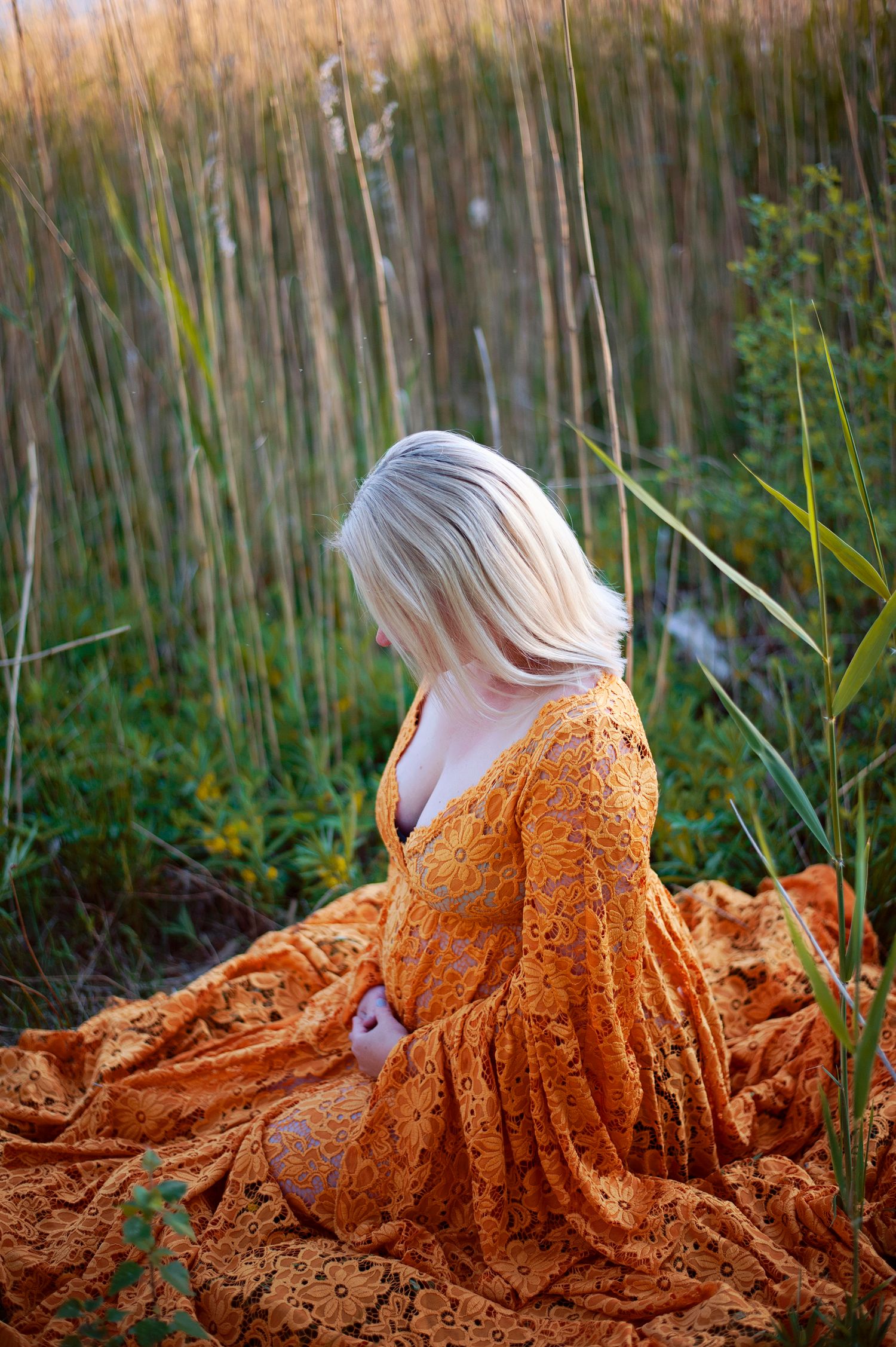 Vacker gravidfotografering. Gravidklänning. Habo Jönköping.
