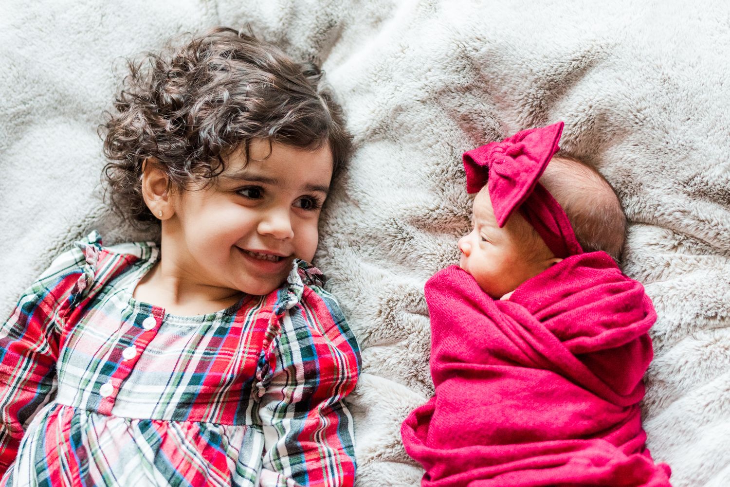 Newborn baby in pink wrap with big sister in Pittsburgh, Pennsylvania